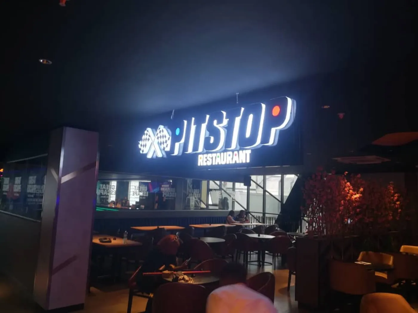 Illuminated Pitstop restaurant 3D sign